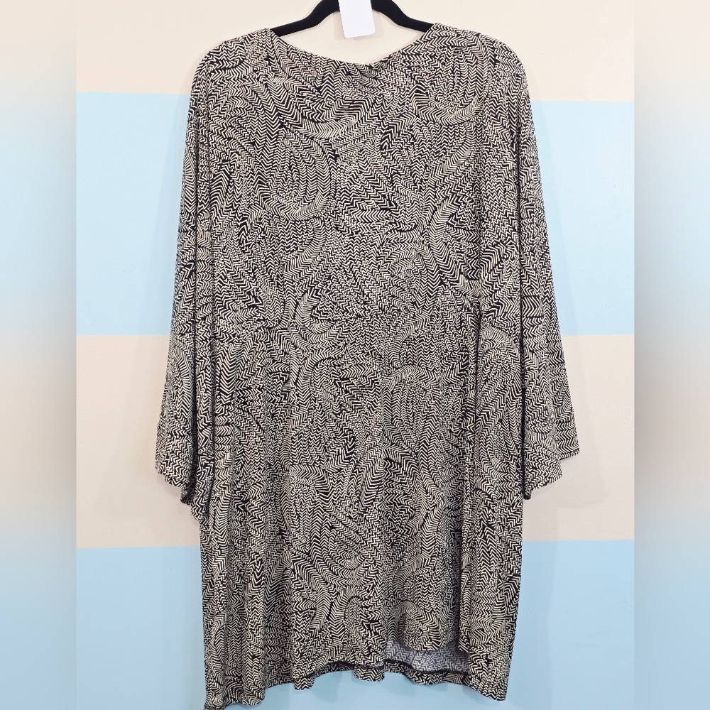 Avenue Plus Size Zigzag V-neck Tunic Blouse - Picture 6 of 8